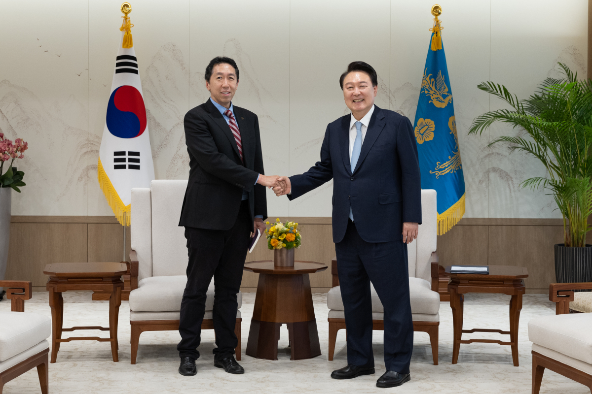 ▲윤석열 대통령이 30일 서울 용산 대통령실 청사에서 'AI 석학' 앤드류 응 스탠포드대 교수를 만나 악수하고 있다. (연합뉴스 )