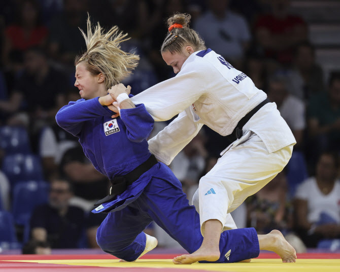 ▲
2024 파리올림픽 유도 여자 63kg급에 출전한 김지수가 30일(현지시간) 프랑스 파리 아레나 샹드마르스에서 열린 16강 경기에서 네덜란드의 요아너 판 리샤우트에게 기술을 시도하고 있다.  (사진= 연합뉴스)