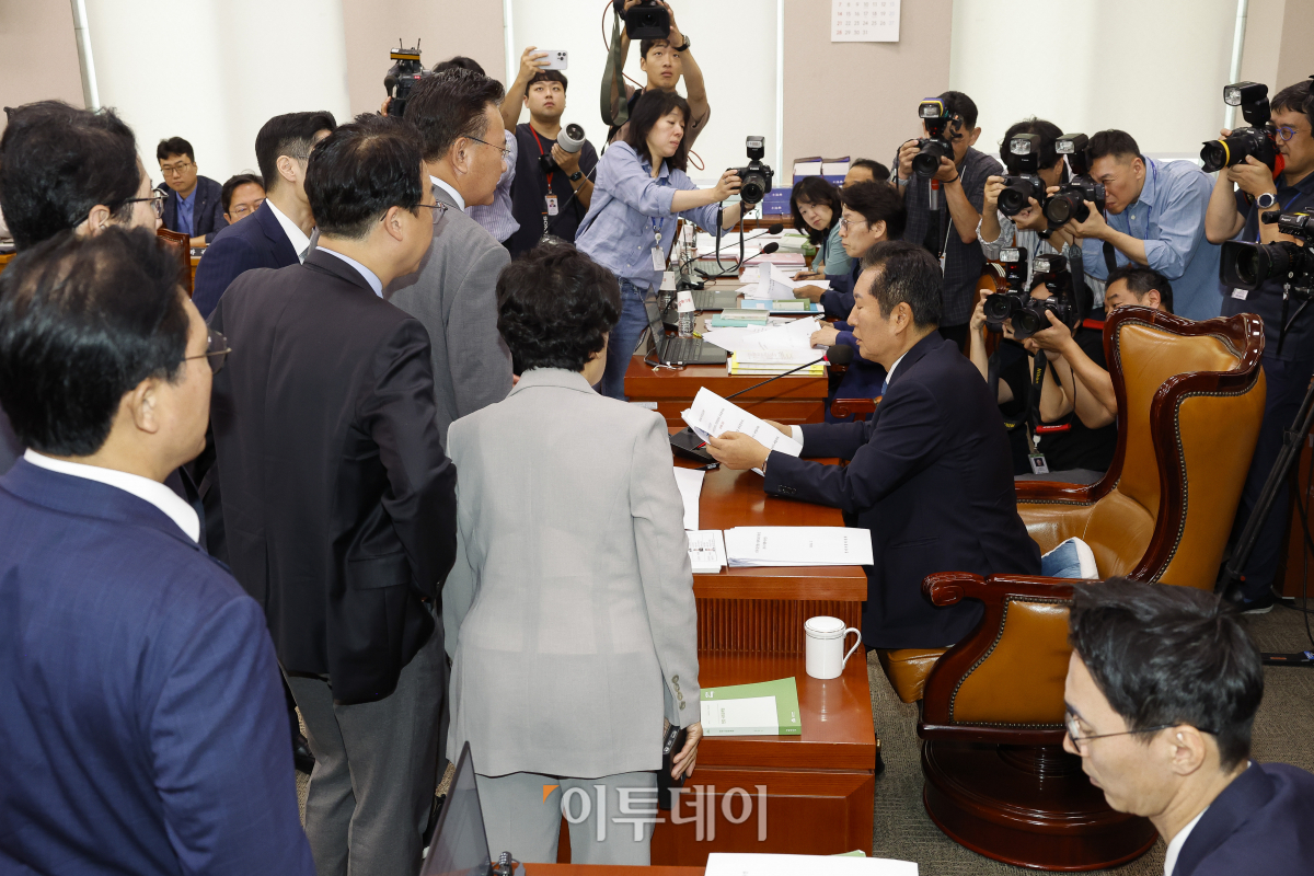 ▲국민의힘 법제사법위원회 소속 의원들이 31일 서울 여의도 국회에서 열린 법제사법위원회 전체회의에서 전국민 25만원 지원법·노란봉투법이 통과되자 정청래 법제사법위원회 위원장에게 항의하고 있다. 조현호 기자 hyunho@