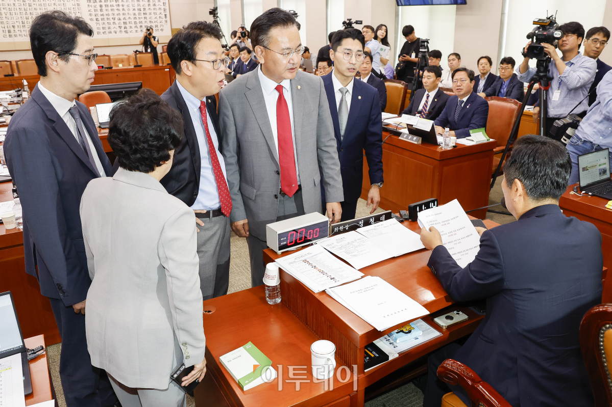 ▲국민의힘 법제사법위원회 소속 주진우(왼쪽부터), 조배숙, 곽규택 의원, 유상범 간사, 박준태 의원이 31일 서울 여의도 국회에서 열린 법제사법위원회 전체회의에서 전국민 25만원 지원법·노란봉투법이 통과되자 정청래 법제사법위원회 위원장에게 항의하고 있다. 조현호 기자 hyunho@