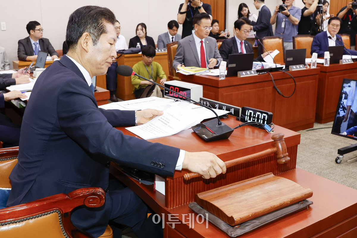 ▲정청래 법제사법위원회 위원장이 31일 서울 여의도 국회에서 열린 법제사법위원회 전체회의에서 의사봉을 두드리고 있다. 이날 법사위에서는 민생회복지원금 지급을 위한 특별조치법(전국민 25만원 지원법)과 노동조합 및 노동관계조정법 개정안(노란봉투법)이 본회의에 회부됐다. 두 법안 모두 여당인 국민힘은 반발하며 표결에 참석하지 않아 더불어민주당 등 야당 주도로 찬성 10인, 기권 7인으로 표결이 마무리 됐다. 조현호 기자 hyunho@