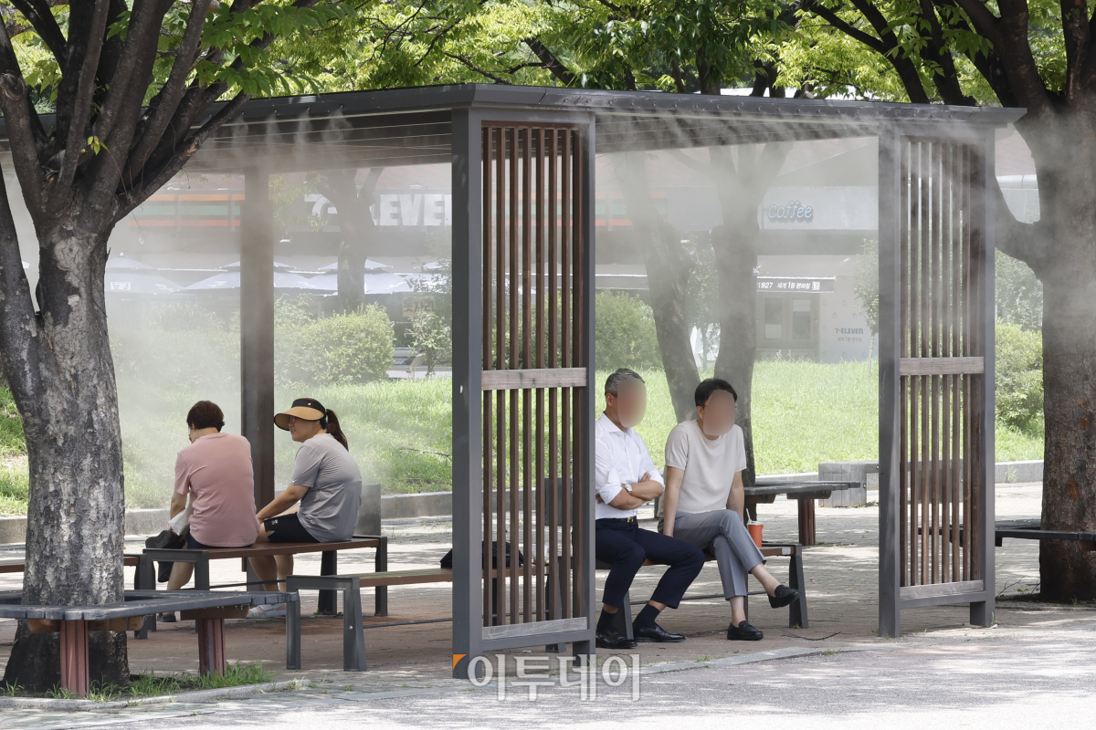 ▲서울 등 수도권에 폭염경보가 내려진 31일 서울 영등포구 여의도공원에 설치된 쿨링포그 아래에서 시민들이 더위를 피하고 있다. 서울은 열흘째 열대야가 이어진 가운데 이날 한낮 체감온도가 34도로 예상됐다. 다음 주말까지 33도를 웃도는 폭염과 함께 밤사이 열대야가 지속할 것으로 전망된다. 조현호 기자 hyunho@