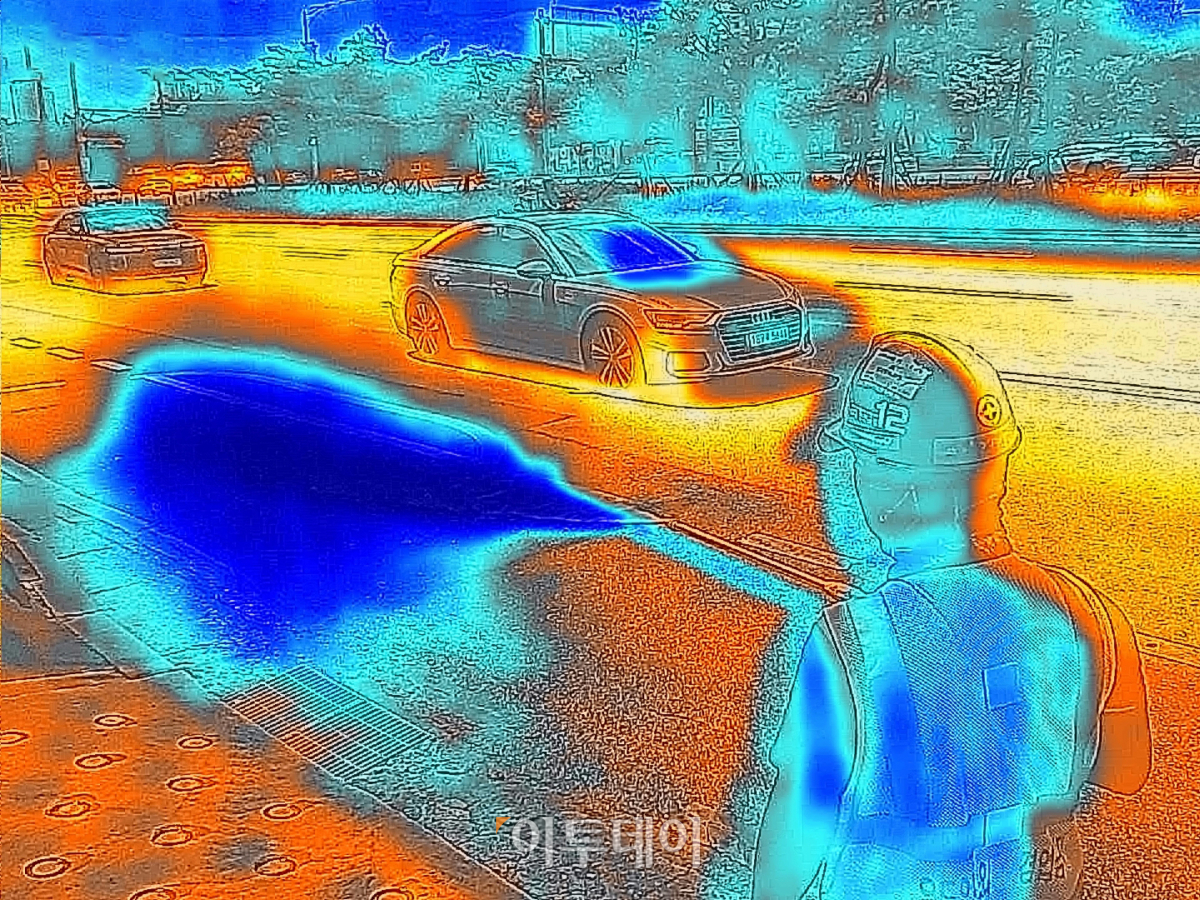 ▲서울 등 수도권에 폭염경보가 내려진 31일 서울 영등포구 여의대로 일대 공사현장에서 관계자가 도로에 물을 뿌리고 있다. 열화상 카메라에 담긴 화상은 온도가 높을수록 붉은색으로 나타나며 온도가 낮은 곳은 푸른색으로 나타난다. 서울은 열흘째 열대야가 이어진 가운데 이날 한낮 체감온도가 34도로 예상됐다. 다음 주말까지 33도를 웃도는 폭염과 함께 밤사이 열대야가 지속할 것으로 전망된다. (열화상카메라 촬영) 조현호 기자 hyunho@