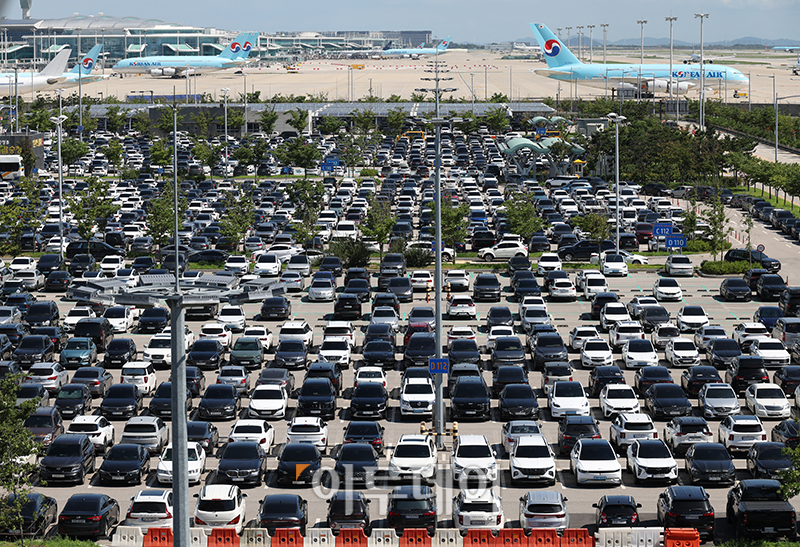 ▲여름 휴가철을 맞은 31일 인천국제공항 제2여객터미널 장기주차장이 차량으로 붐비고 있다. 인천공항공사에 따르면 지난 26일부터 28일까지 사흘간 인천공항 이용객은 66만5958명으로, 일별로는 27일 22만3015명을 기록해 코로나19 이후 최대치를 경신했다. 고이란 기자 photoeran@