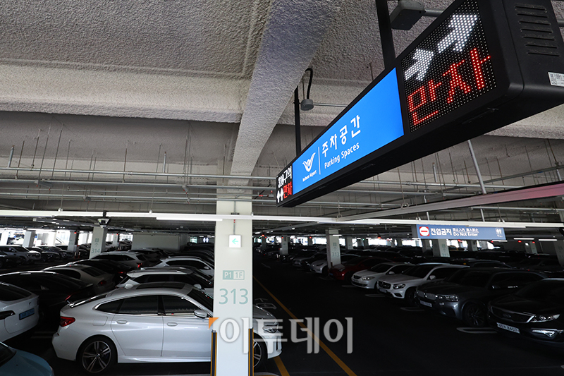 ▲여름 휴가철을 맞은 31일 인천국제공항 제2여객터미널 장기주차장이 차량으로 붐비고 있다. 인천공항공사에 따르면 지난 26일부터 28일까지 사흘간 인천공항 이용객은 66만5958명으로, 일별로는 27일 22만3015명을 기록해 코로나19 이후 최대치를 경신했다. 고이란 기자 photoeran@