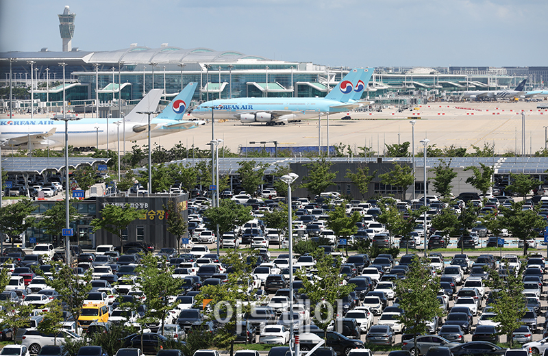 ▲여름 휴가철을 맞은 31일 인천국제공항 제2여객터미널 장기주차장이 차량으로 붐비고 있다. 인천공항공사에 따르면 지난 26일부터 28일까지 사흘간 인천공항 이용객은 66만5958명으로, 일별로는 27일 22만3015명을 기록해 코로나19 이후 최대치를 경신했다. 고이란 기자 photoeran@