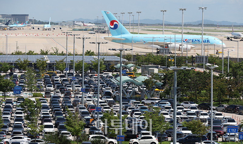 ▲여름 휴가철을 맞은 31일 인천국제공항 제2여객터미널 장기주차장이 차량으로 붐비고 있다. 인천공항공사에 따르면 지난 26일부터 28일까지 사흘간 인천공항 이용객은 66만5958명으로, 일별로는 27일 22만3015명을 기록해 코로나19 이후 최대치를 경신했다. 고이란 기자 photoeran@