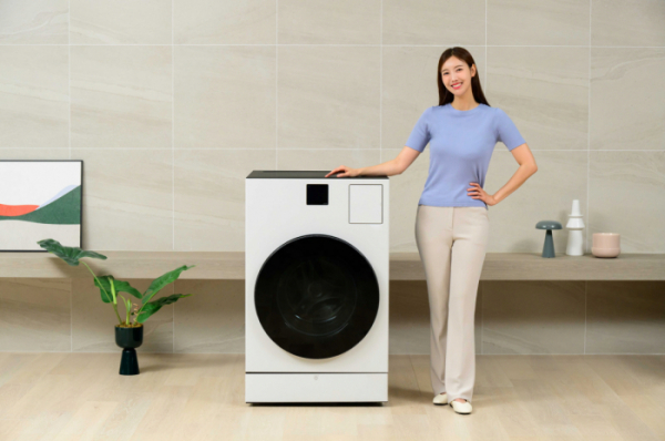 ▲삼성전자 모델이 올인원 세탁건조기 '비스포크 AI 콤보' 신제품을 소개하고 있다. (자료제공=삼성전자)