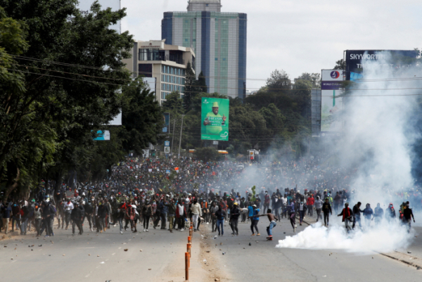▲케냐 나이로비에서 지난달 25일 시민들이 증세 반대 시위를 벌이고 있다. 나이로비/로이터연합뉴스