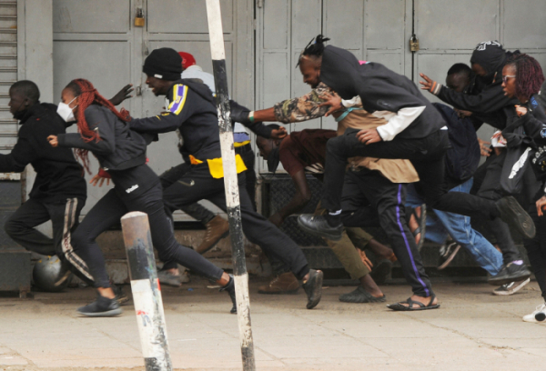 ▲케냐 나이로비에서 지난달 27일(현지시간) 시위대가 경찰을 피해 도망가고 있다. 나이로비/로이터연합뉴스