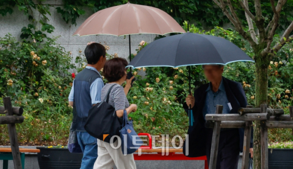 ▲전국 대부분 지역이 흐리고 비가 내리면서 서울 종로구 삼청동 일대에서 우산을 쓴 시민들이 발걸음을 옮기고 있다. 조현호 기자 hyunho@