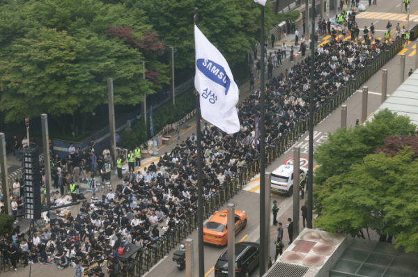 ▲삼성전자 노동조합 조합원들이 5월 24일 오후 서울 강남구 삼성전자 사옥 앞에서 노동조합과의 교섭을 촉구하며 문화 행사를 열고 있다. 사진은 기사의 특정 내용과 관련 없음. (사진제공=연합뉴스)