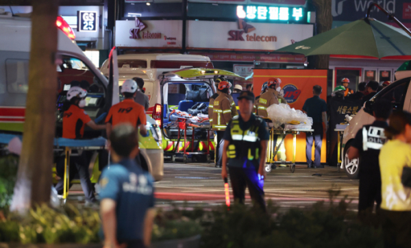 ▲1일 밤 대형 교통사고가 발생한 서울 시청역 인근 교차로 일대가 통제되고 있다. (연합뉴스)