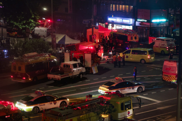 ▲2일 오전 전날 대형 교통사고가 발생한 서울 시청역 인근 교차로에서 경찰이 도로를 통제하고 있다.  (연합뉴스)