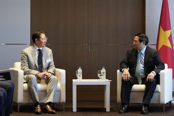 ▲효성 조현준 회장(왼쪽)은 7월1일 팜 민 찐 베트남 총리(오른쪽)와 만나 미래사업 협력방안에 대해 논의했다.