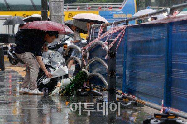 ▲2일 지난 밤 대형교통사고가 발생한 서울 중구 시청역 인근 교차로 사고 현장을 찾은 한 시민이 국화꽃을 놓고 있다. 1일 밤 역주행하던 승용차가 인도로 돌진해 보행자들을 덮쳐 9명이 숨지고 4명이 다치는 사고가 발생한 바 있다. 조현호 기자 hyunho@