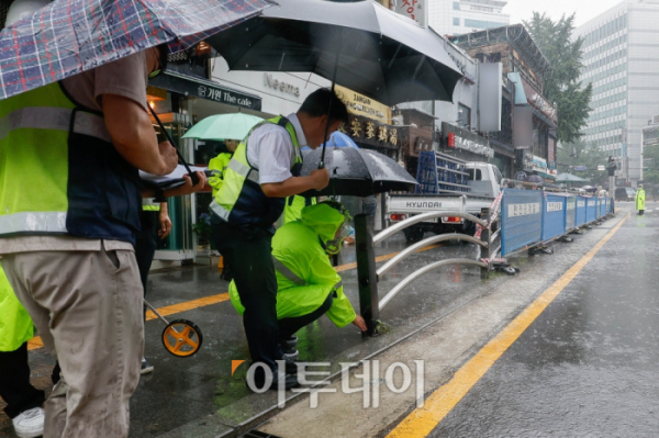 ▲2일 지난 밤 대형교통사고가 발생한 서울 중구 시청역 인근 교차로 사고 현장에서 도로교통공단 관계자들이 사고 현장을 살펴보고 있다. 1일 밤 역주행하던 승용차가 인도로 돌진해 보행자들을 덮쳐 9명이 숨지고 4명이 다치는 사고가 발생한 바 있다. 조현호 기자 hyunho@ 