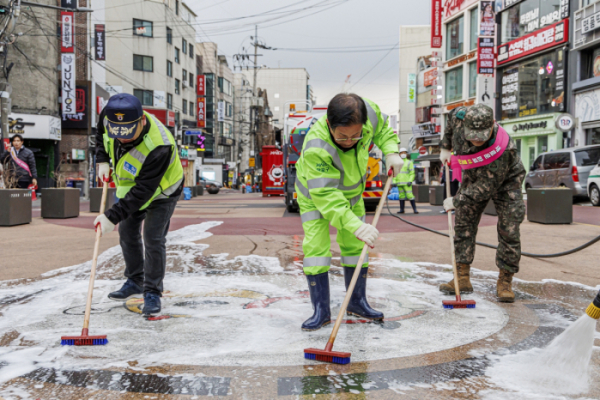 ▲홍대 레드로드에서 봄맞이 대청소를 하고 있는 박강수 마포구청장. (자료제공=마포구)