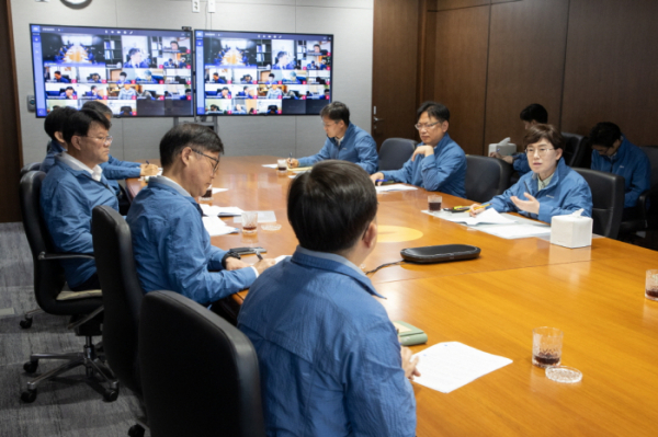 ▲최연혜 한국가스공사 사장(정면 오른쪽)이 1일 하반기 첫 경영 간부회의를 열고 간부진에 당부의 말을 하고 있다. (사진제공=한국가스공사)