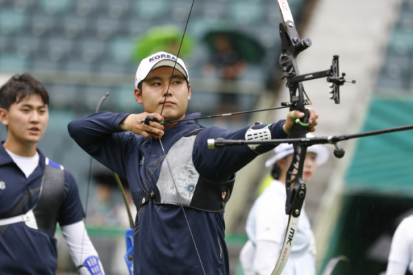 ▲(좌측부터) 김제덕, 이우석이 지난달 29일 전북 전주월드컵경기장에서 관중 및 소음 적응 훈련을 하고 있다. (사진제공=대한양궁협회)