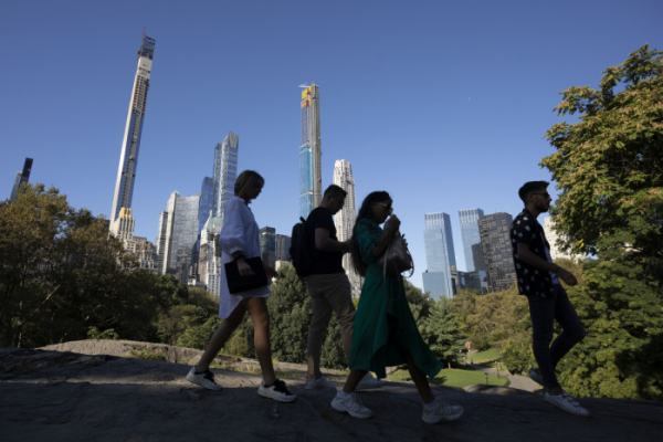 ▲미국 뉴욕 센트럴 파크에서 시민들이 '센트럴파크 타워'를 배경으로 걸어가고 있다. 뉴시스