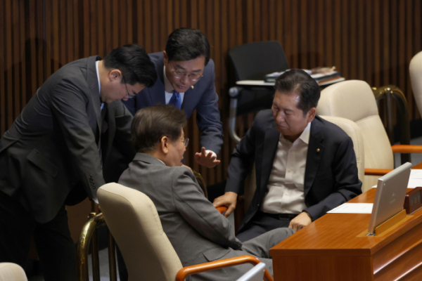 ▲2일 서울 여의도 국회에서 열린 본회의에서 이재명 더불어민주당 전 대표, 박찬대 당대표 직무대행 겸 원내대표, 장경태 의원, 정청래 의원이 대화하고 있다. 신태현 기자 holjjak@