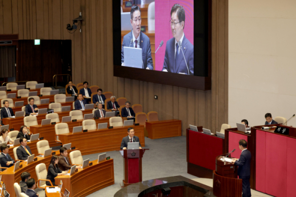 ▲2일 서울 여의도 국회에서 열린 본회의 정치·외교·통일·안보 대정부질문에서 신원식 국방부 장관이 의원 질의에 답하고 있다. 신태현 기자 holjjak@