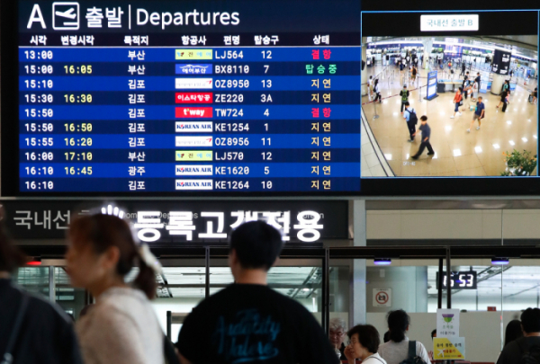 ▲제주 북부에 강풍경보가 발효된 2일 오후 제주국제공항 3층 출발장 항공기 출도착 상황판에 지연과 결항 운항 안내가 표기되고 있다.기상청은 3일 오전까지 제주 북부에는 초속 20m 이상, 한라산 등 산지에는 초속 25m가 넘는 태풍급 바람이 불 것으로 예보했다.  (뉴시스)