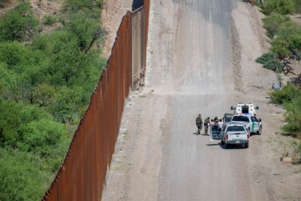 ▲미국 애리조나 국경에서 지난달 26일 불법이민자들이 국경순찰대에 체포되고 있다. 애리조나(미국)/AFP연합뉴스
