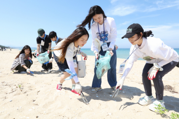 ▲LG생활건강 임직원과 청년 기후환경 활동가들이 강원 강릉시 주문진 해변에서 해변 정화 봉사활동인 ‘비치코밍(Beach combing)’ 캠페인을 진행했다. (사진제공=LG생활건강)