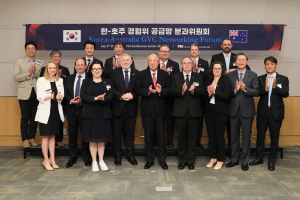 ▲류진 한국경제인협회 회장과 마틴 퍼거슨 한·호주 경제협력위원회(AKBC) 회장을 비롯한 내빈들이 3일 서울 여의도 FKI타워 컨퍼런스센터에서 열린 '한-호주 경협위 공급망 분과위원회'에 참석해 기념촬영을 하고 있다. (사진제공=한국경제인협회)