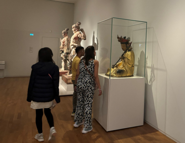 ▲네덜란드국립박물관을 찾은 관람객들이 목조관음보살상을 보고 있다. (국립중앙박물관)