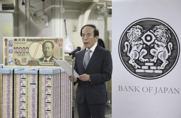 ▲우에다 가즈오 일본은행(BOJ) 총재가 3일 도쿄의 일본은행 본청에서 새로 발행한 1만 엔권 지폐에 관해 설명하고 있다. 도쿄/AP뉴시스