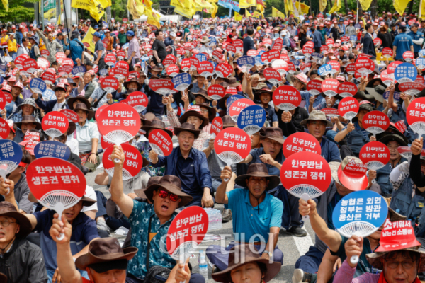 ▲전국한우협회가 3일 서울 영등포구 국회의사당역 앞에서 열린 전국 한우농가 한우 산업 안정화 촉구 한우 반납 투쟁에서 구호를 외치고 있다. 이들은 지속가능한 한우산업을 위한 지원법(한우법) 제정과 한우암소 2만두 긴급 격리, 사료가격 즉시 인하, 사료구매자금 상환기한 2년 연장 및 분할상환, 긴급 경영안정자금 지원 등을 요구했다. 조현호 기자 hyunho@