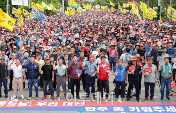 ▲전국한우협회가 3일 서울 영등포구 국회의사당역 앞에서 열린 전국 한우농가 한우 산업 안정화 촉구 한우 반납 투쟁에서 구호를 외치고 있다. 이들은 지속가능한 한우산업을 위한 지원법(한우법) 제정과 한우암소 2만두 긴급 격리, 사료가격 즉시 인하, 사료구매자금 상환기한 2년 연장 및 분할상환, 긴급 경영안정자금 지원 등을 요구했다. 조현호 기자 hyunho@