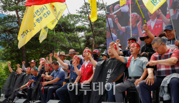 ▲전국한우협회가 3일 서울 영등포구 국회의사당역 앞에서 열린 전국 한우농가 한우 산업 안정화 촉구 한우 반납 투쟁에서 삭발식을 하고 있다. 이들은 지속가능한 한우산업을 위한 지원법(한우법) 제정과 한우암소 2만두 긴급 격리, 사료가격 즉시 인하, 사료구매자금 상환기한 2년 연장 및 분할상환, 긴급 경영안정자금 지원 등을 요구했다. 조현호 기자 hyunho@