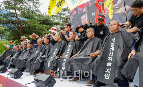 ▲전국한우협회가 3일 서울 영등포구 국회의사당역 앞에서 열린 전국 한우농가 한우 산업 안정화 촉구 한우 반납 투쟁에서 삭발식을 하고 있다. 이들은 지속가능한 한우산업을 위한 지원법(한우법) 제정과 한우암소 2만두 긴급 격리, 사료가격 즉시 인하, 사료구매자금 상환기한 2년 연장 및 분할상환, 긴급 경영안정자금 지원 등을 요구했다. 조현호 기자 hyunho@