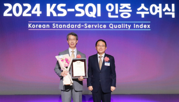 ▲2일 서울 중구 소재 신라호텔 다이너스티홀에서 개최된 2024년 KS-SQI 상반기 1위기업 인증수여식에서 강명수 한국표준협회 회장(오른쪽)과 박영세 KB국민은행 소비자보호그룹 부행장(왼쪽)이 기념사진을 촬영하고 있다. (사진제공=국민은행)