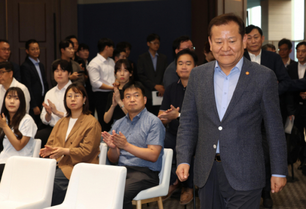 ▲이상민 행정안전부 장관이 3일 서울 서초구 외교타운에서 열린 모바일 재외국민 신원확인증 오픈 기념식에 참석하고 있다. 신태현 기자 holjjak@