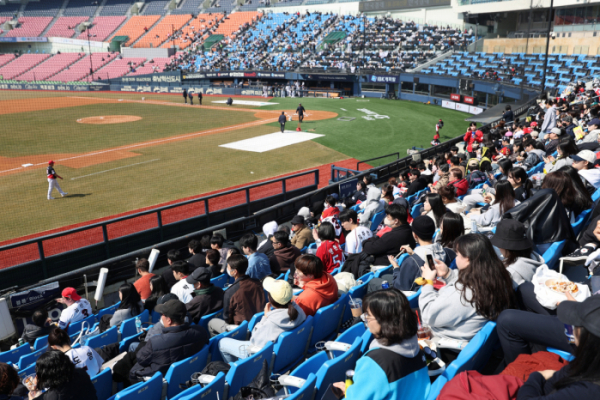 ▲3월 14일 오후 서울 잠실야구장에서 열린 2024 KBO 프로야구 KIA 타이거즈와 두산 베어스의 시범 경기. 관중들이 경기 시작을 기다리고 있다.  (연합뉴스)