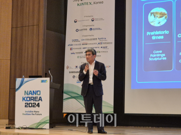 ▲송재혁 삼성전자 최고기술책임자(CTO) 사장이 3일 경기도 일산 킨텍스에서 열린 ‘나노코리아 2024’에서 ‘더 나은 삶을 위한 반도체 혁신’이라는 주제로 기조강연을 하고 있다. (박민웅 기자 pmw7001@)