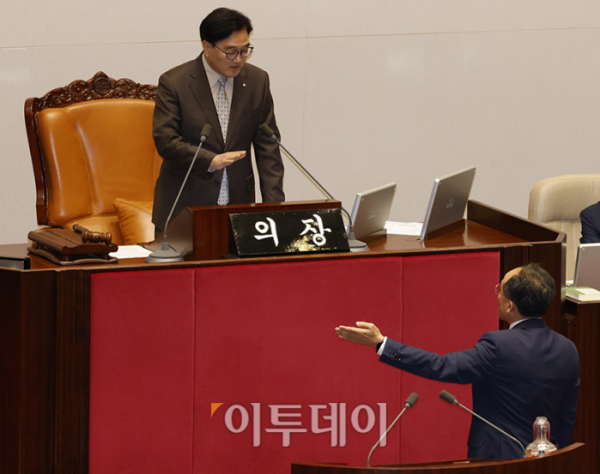 ▲추경호 국민의힘 원내대표가 3일 서울 여의도 국회에서 열린 본회의에서 우원식 국회의장에게 경제 분야 대정부질문 관련 항의를 하고 있다. 고이란 기자 photoeran@