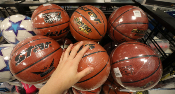 ▲국제농구연맹(FIBA)에서 규정한 농구공 규격은 둘레 29cm, 무게 600g 이상이다. 출처 뉴시스