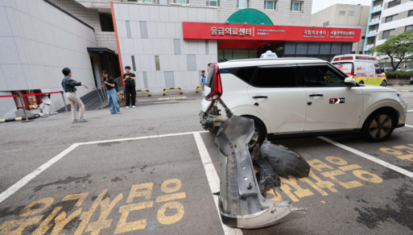 ▲3일 서울 중구 국립중앙의료원에 택시가 돌진하는 사고가 발생했다. 사진은 사고로 부서진 피해 차의 모습. (연합뉴스)