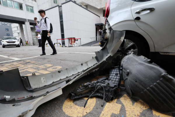 ▲3일 서울 중구 국립중앙의료원에 택시가 돌진하는 사고가 발생했다. 사진은 사고로 부서진 피해 차의 모습.  (연합뉴스)