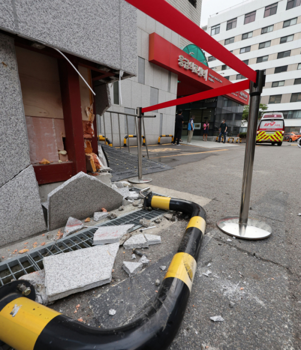 ▲3일 서울 중구 국립중앙의료원에 택시가 돌진하는 사고가 발생했다. 사진은 사고로 부서진 건물 외벽. (연합뉴스)