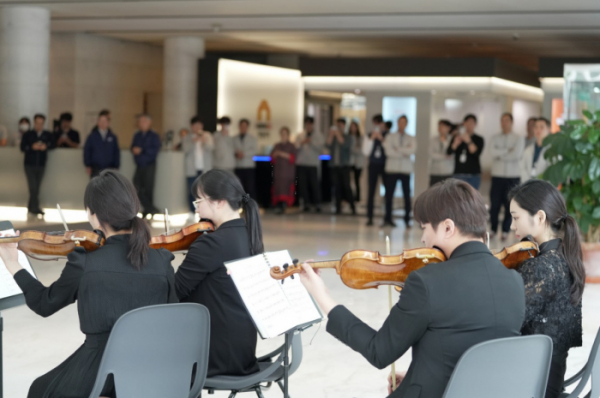 ▲KCC 서초동 사옥 로비에서 오케스트라 연주회가 진행되는 모습. (사진제공=KCC)