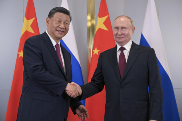 ▲블라디미르 푸틴(오른쪽) 러시아 대통령과 시진핑 중국 국가주석이 3일(현지시간) 카자흐스탄 아스타나에서 열린 상하이협력기구(SCO) 정상회의에서 악수하고 있다. 아스타나/AP뉴시스