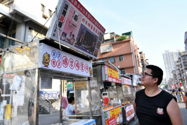 ▲중국 후난성 창사에 있는 노점상 거리에서 한 남성이 음식을 고르고 있다. 후난(중국)/신화뉴시스