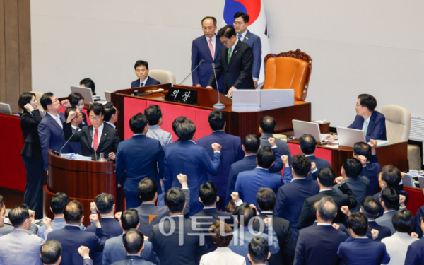 ▲우원식 국회의장이 4일 서울 여의도 국회에서 열린 본회의에서 '채상병 특검법안' 무제한토론(필리버스터)를 중단하려고 하자 국민의힘 의원들이 항의하고 있다. 조현호 기자 hyunho@